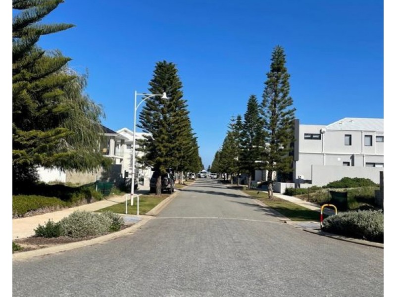 16 Chelydra Point, North Coogee WA 6163