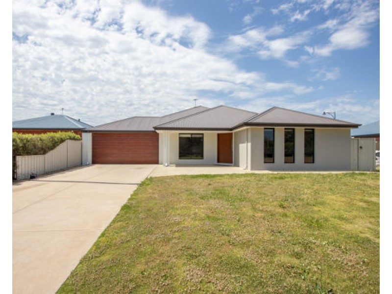 54 Riverina Parade, Munster WA 6166