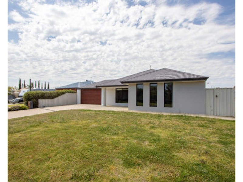 54 Riverina Parade, Munster WA 6166