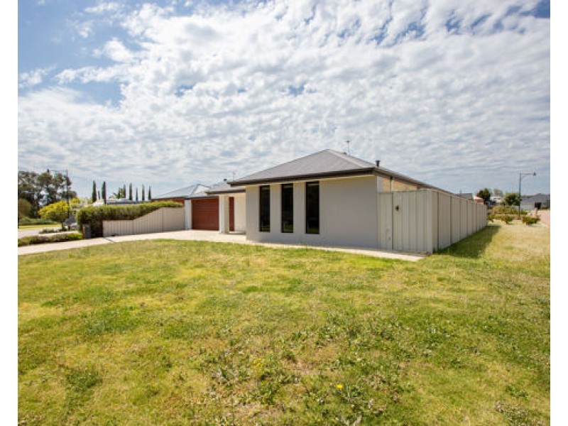 54 Riverina Parade, Munster WA 6166