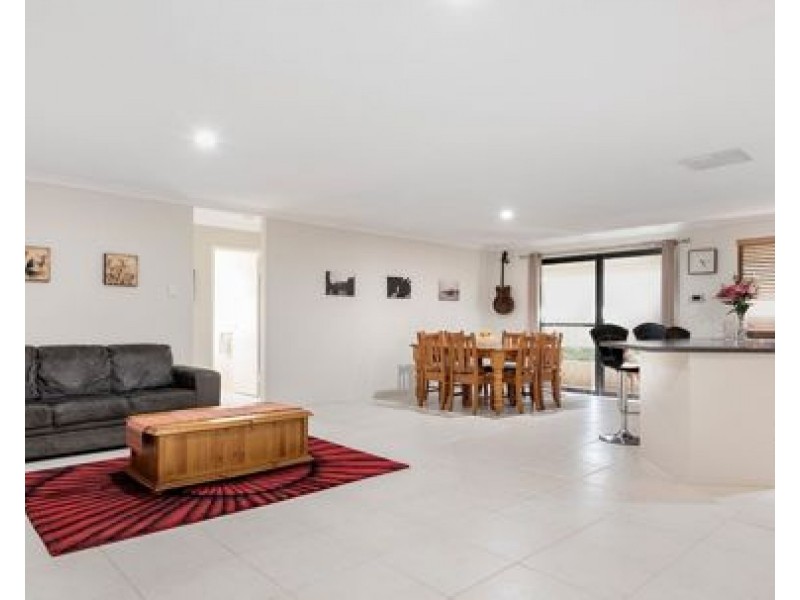 8 Beroona Way, South Lake WA 6164