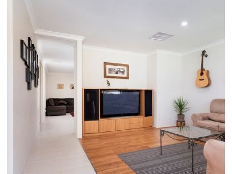 8 Beroona Way, South Lake WA 6164