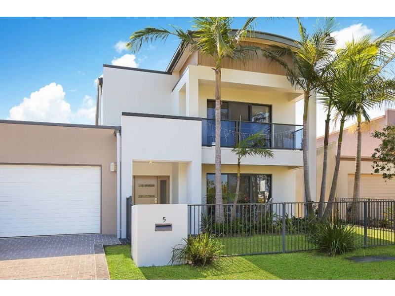 5 Tahiti St, Kawana Island QLD 4575