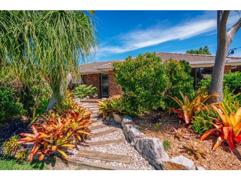 2 Halyard Drv, Wurtulla QLD 4575