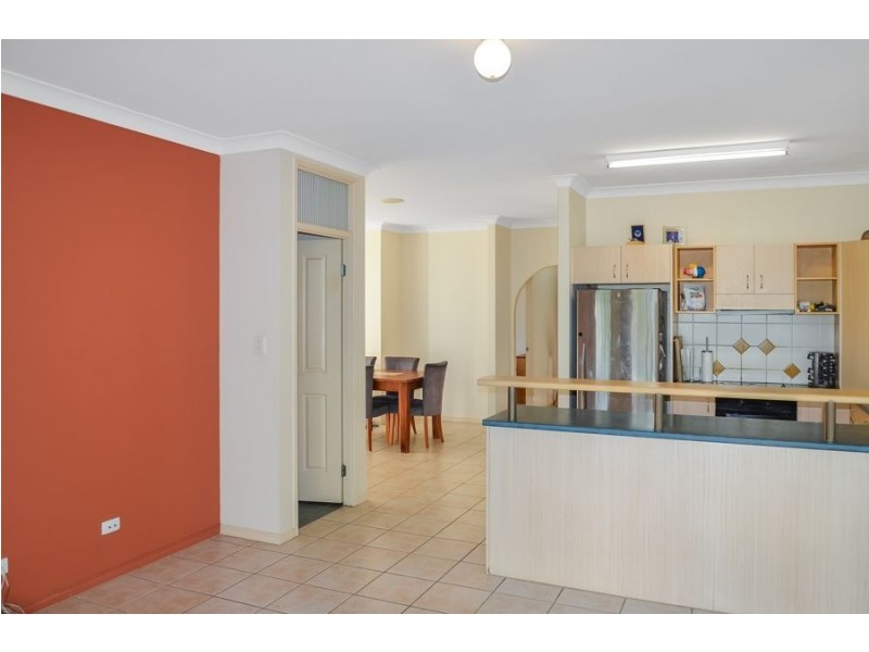 2 Corsica Crt, Kawana Island QLD 4575