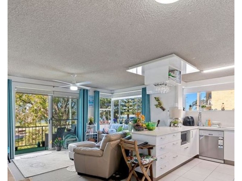 2/17 Landsborough Parade, Golden Beach QLD 4551