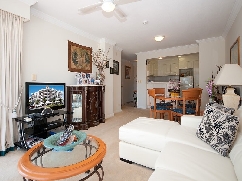 24 Queensland Ave, Broadbeach QLD 4218