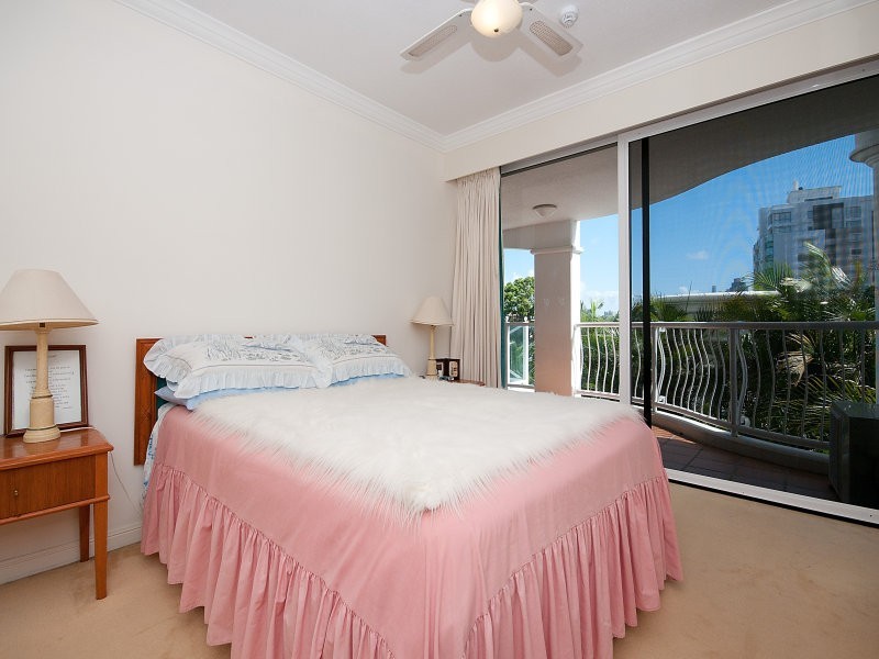 24 Queensland Ave, Broadbeach QLD 4218