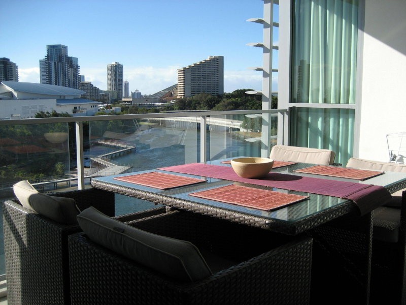 33 T E Peters Drive, Broadbeach Waters QLD 4218