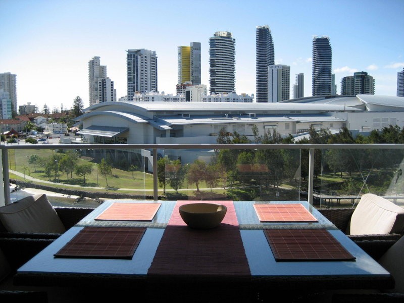 33 T E Peters Drive, Broadbeach Waters QLD 4218