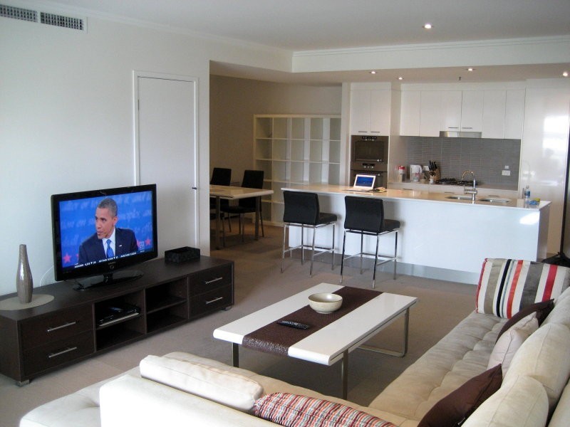 33 T E Peters Drive, Broadbeach Waters QLD 4218