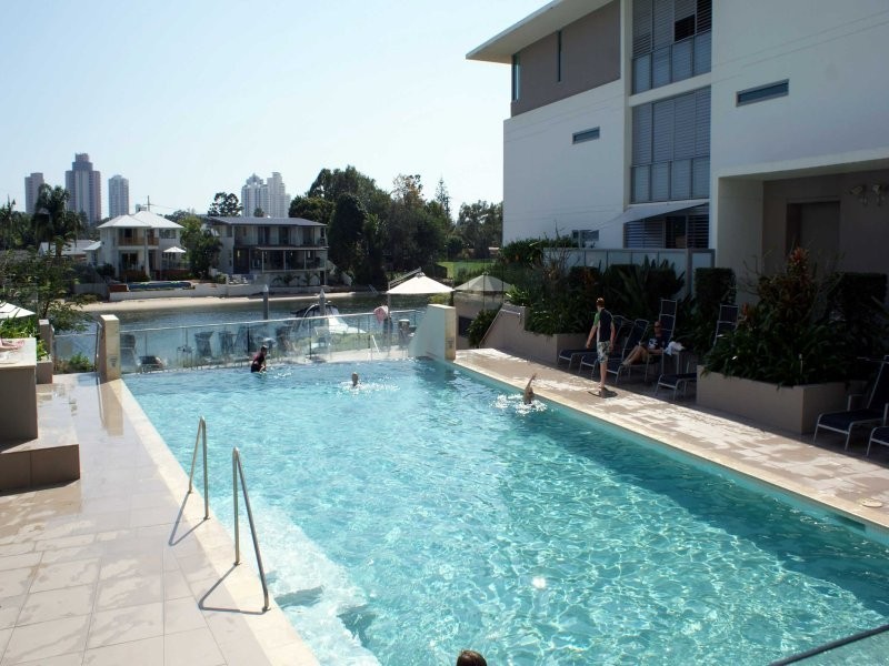 33 T E Peters Drive, Broadbeach Waters QLD 4218