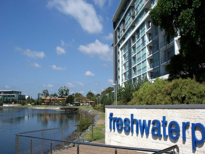 33 T E Peters Drive, Broadbeach Waters QLD 4218