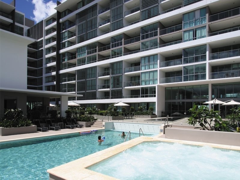 33 T E Peters Drive, Broadbeach Waters QLD 4218