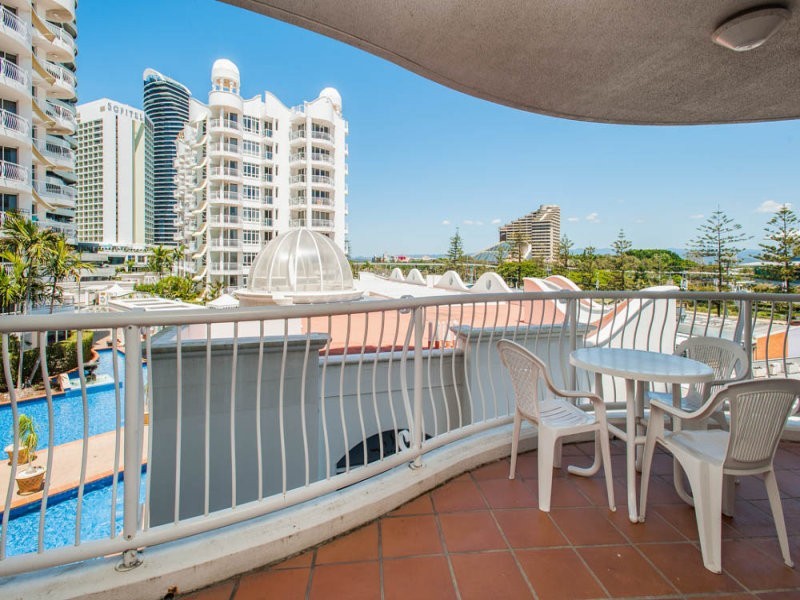 24 Queensland Ave, Broadbeach QLD 4218