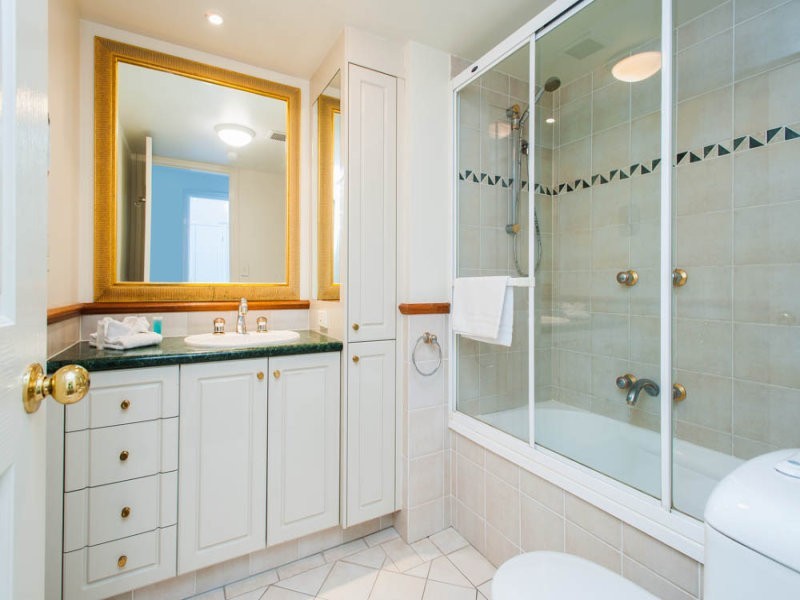 24 Queensland Ave, Broadbeach QLD 4218