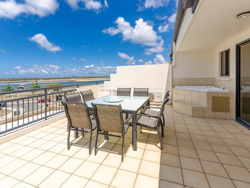 392 Marine Pde, Labrador QLD 4215