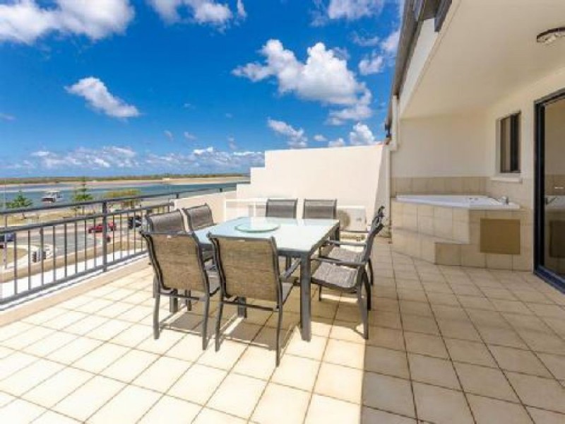 392 Marine Pde, Labrador QLD 4215