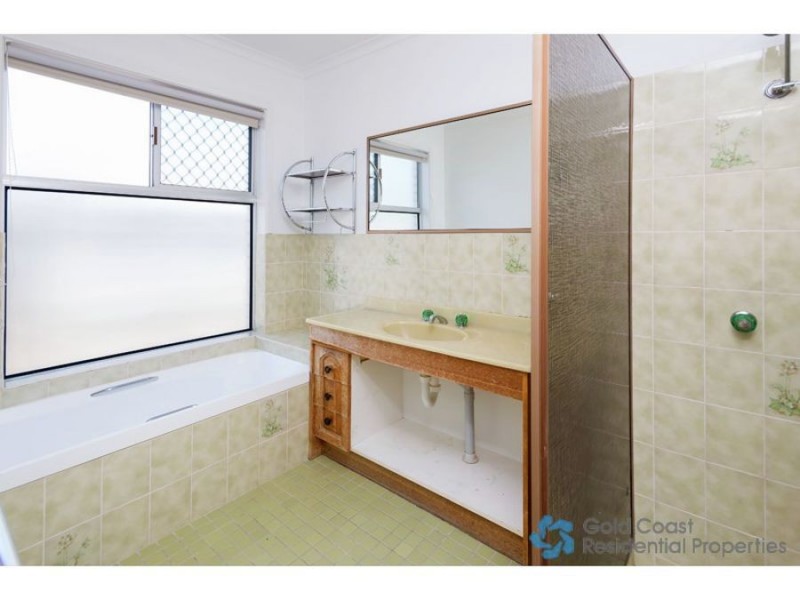 7 Fatsia, Elanora QLD 4221