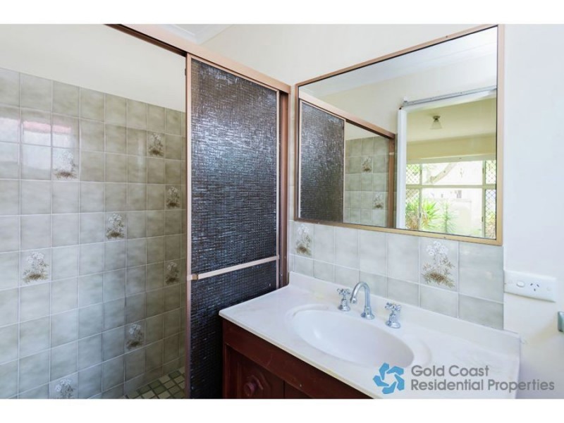 7 Fatsia, Elanora QLD 4221