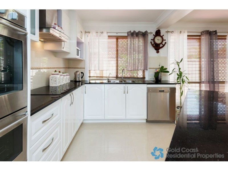 8 Footscray ct, Arundel QLD 4214