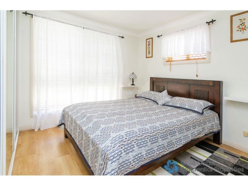 8 Footscray ct, Arundel QLD 4214