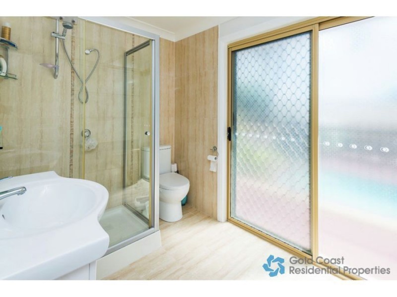 8 Footscray ct, Arundel QLD 4214