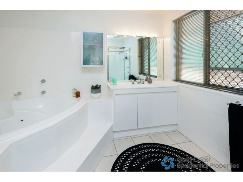 5 Baynton Ave, Helensvale QLD 4212