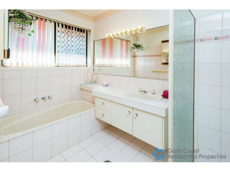 24 Ridgewood Ct, Burleigh Waters QLD 4220