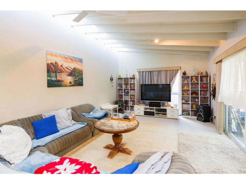 9 Essendon Close, Arundel QLD 4214