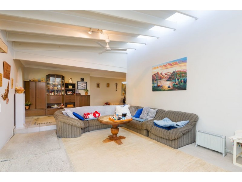 9 Essendon Close, Arundel QLD 4214