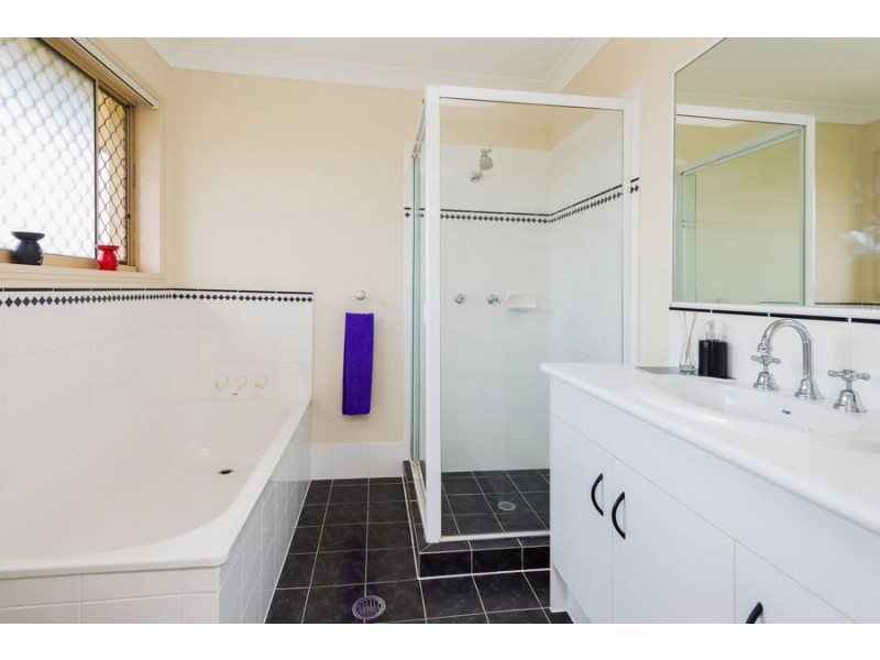 4 Zane Street, Molendinar QLD 4214