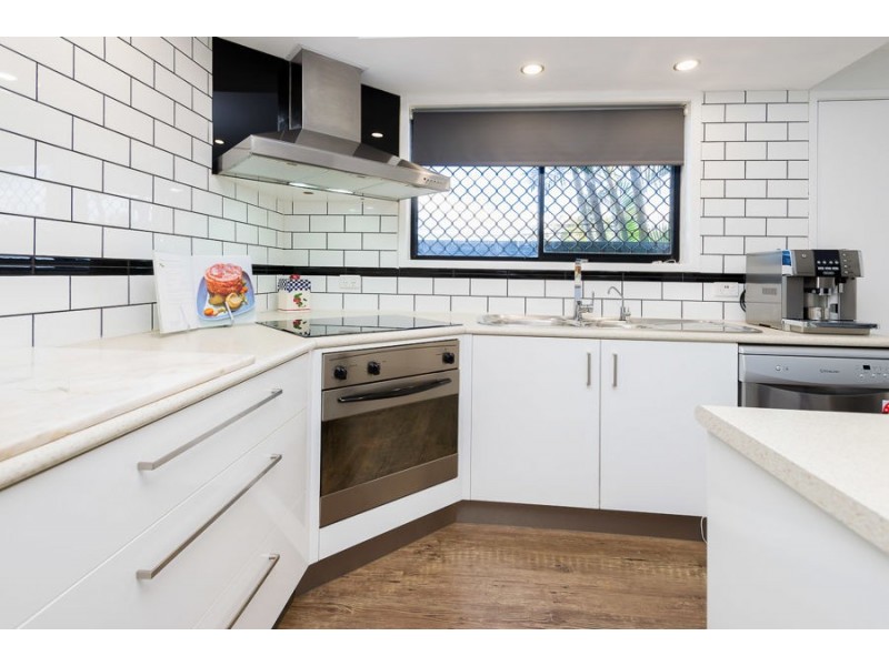 4/11 Frank Street, Labrador QLD 4215