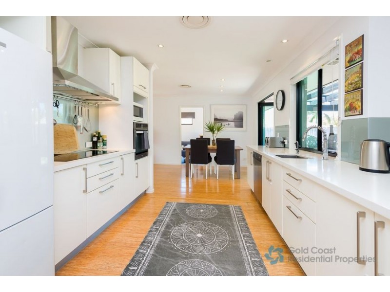 8 Berwick Court, Arundel QLD 4214