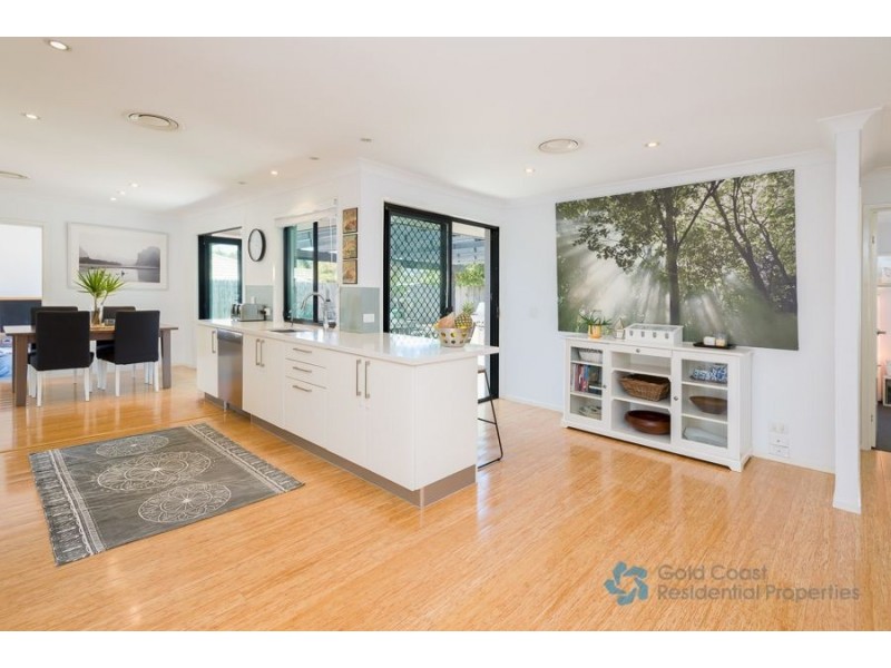 8 Berwick Court, Arundel QLD 4214