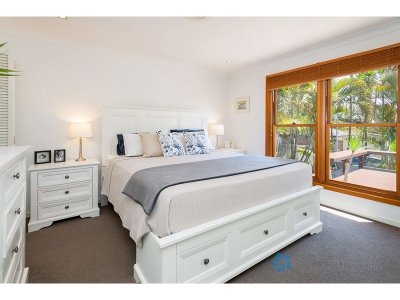 8 Berwick Court, Arundel QLD 4214