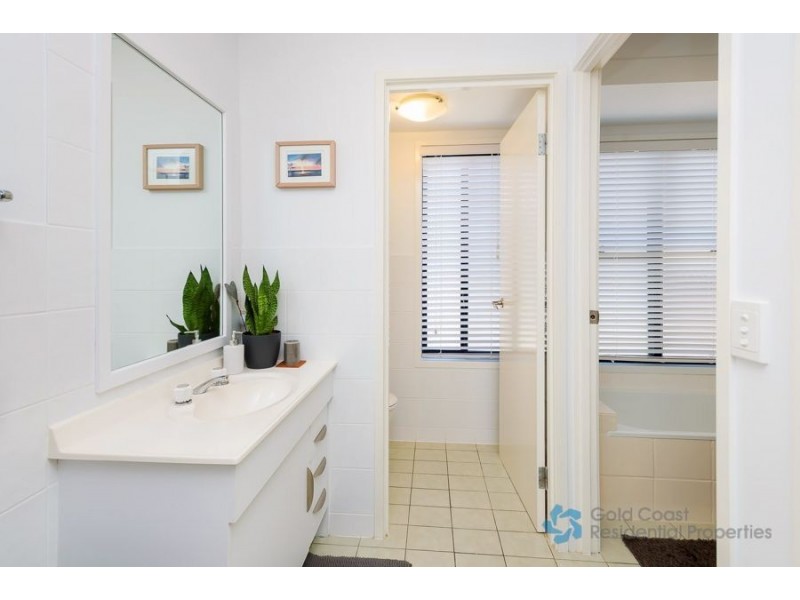 8 Berwick Court, Arundel QLD 4214