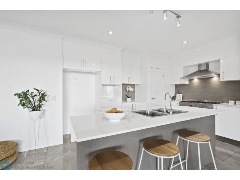 28 Lambert Drive, Maudsland QLD 4210