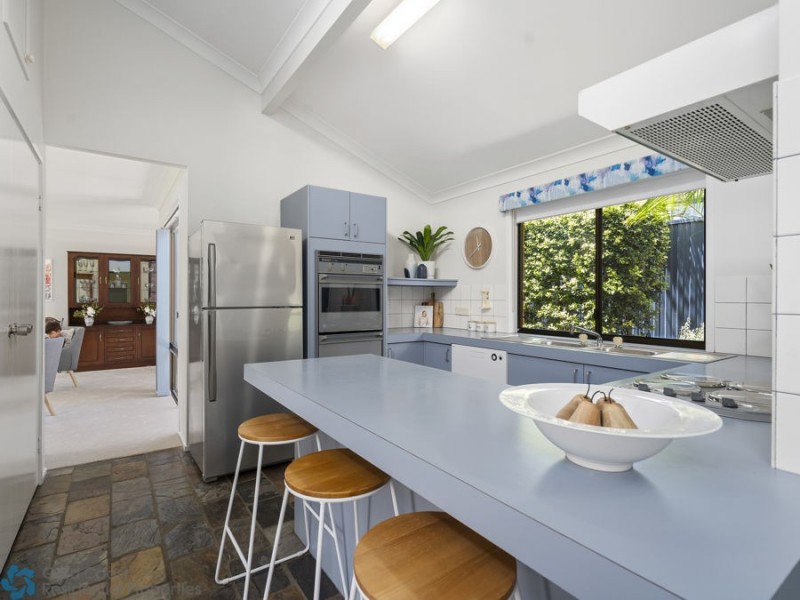 2 Berwick Court, Arundel QLD 4214