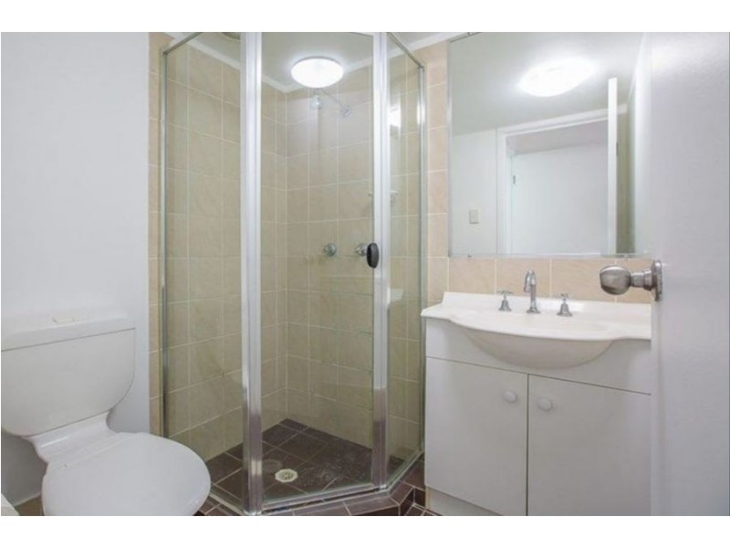 2/7-11 Brown Street, Labrador QLD 4215
