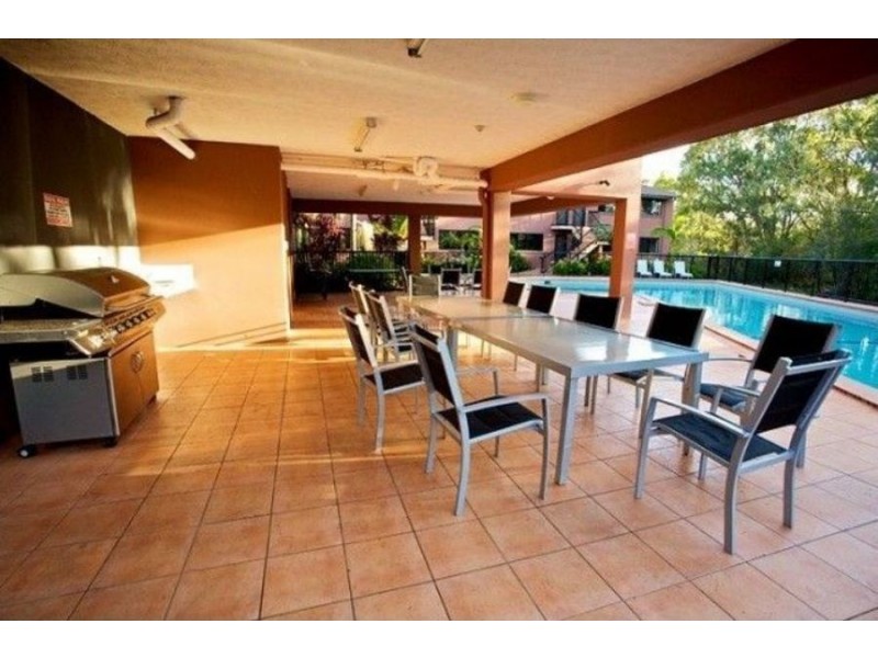 2/7-11 Brown Street, Labrador QLD 4215
