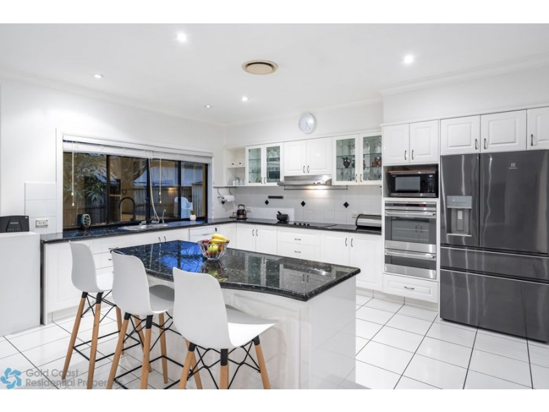 223 Crestwood Drive, Molendinar QLD 4214