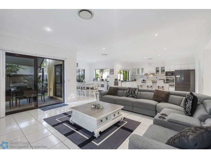 223 Crestwood Drive, Molendinar QLD 4214