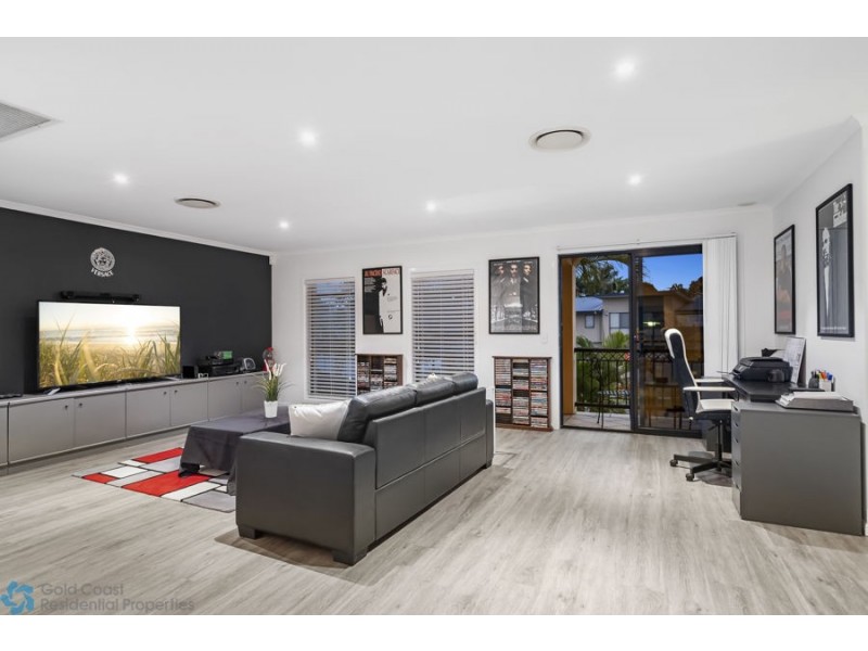 223 Crestwood Drive, Molendinar QLD 4214