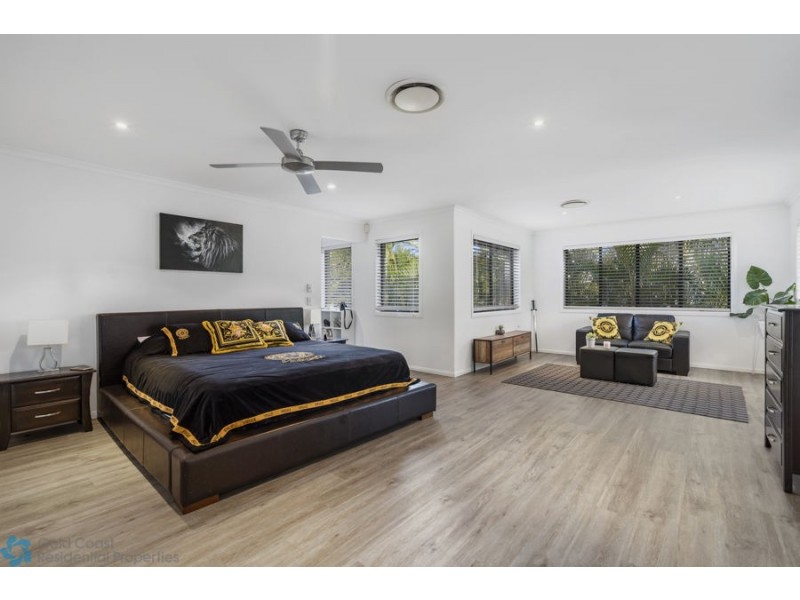 223 Crestwood Drive, Molendinar QLD 4214