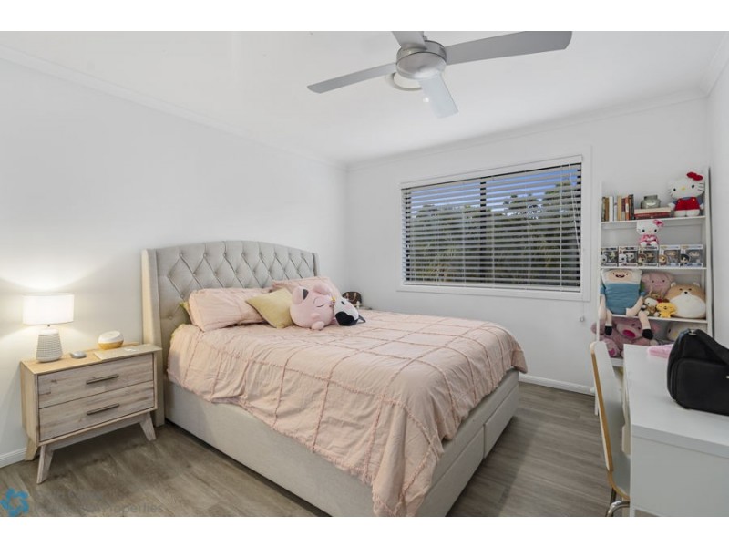 223 Crestwood Drive, Molendinar QLD 4214