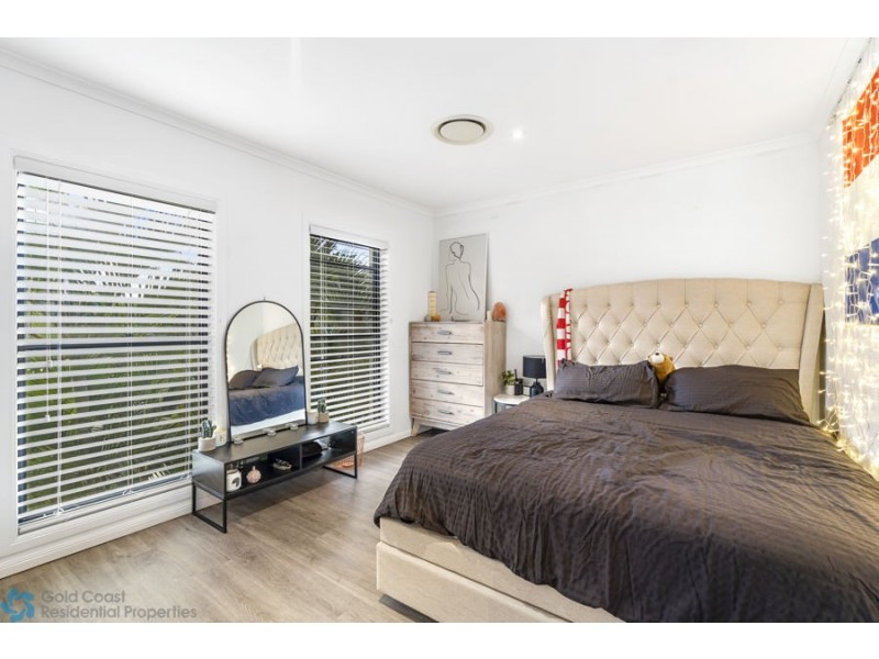 223 Crestwood Drive, Molendinar QLD 4214