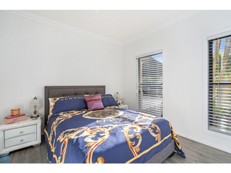 223 Crestwood Drive, Molendinar QLD 4214