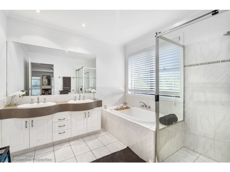 223 Crestwood Drive, Molendinar QLD 4214