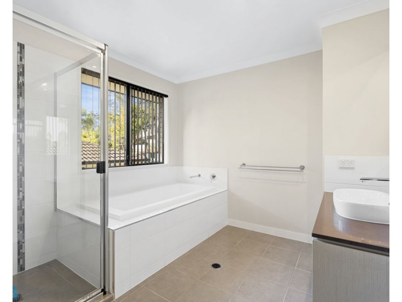 42 Roberts Drive, Maudsland QLD 4210